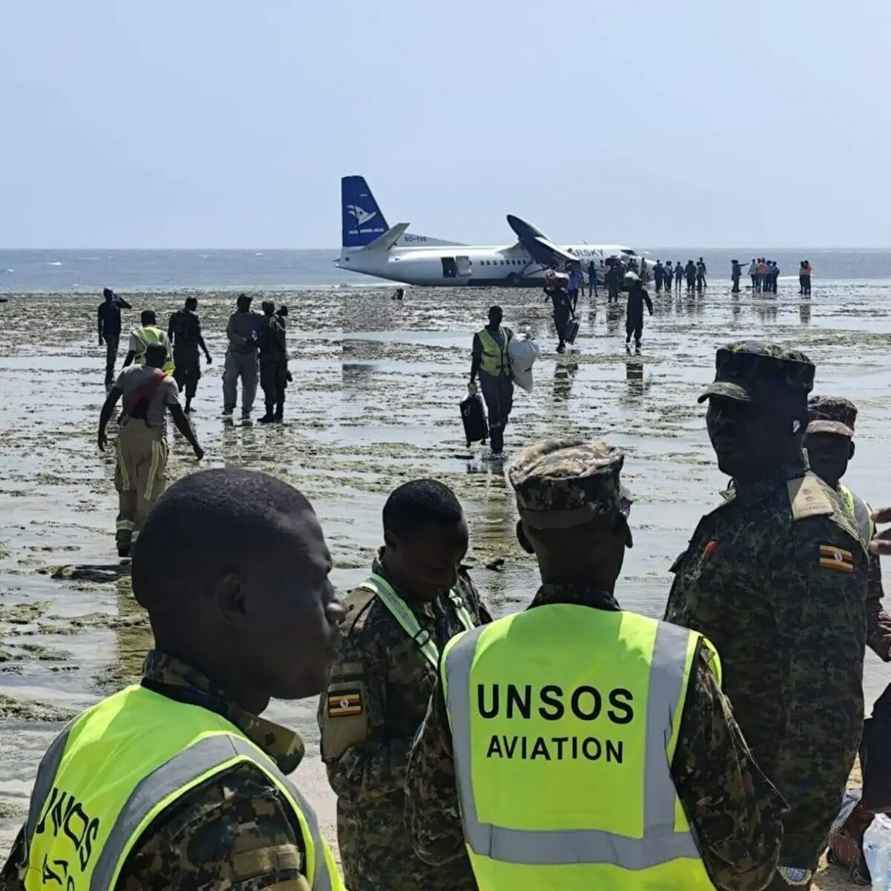 Самолёт с 50 пассажирами аварийно сел в море