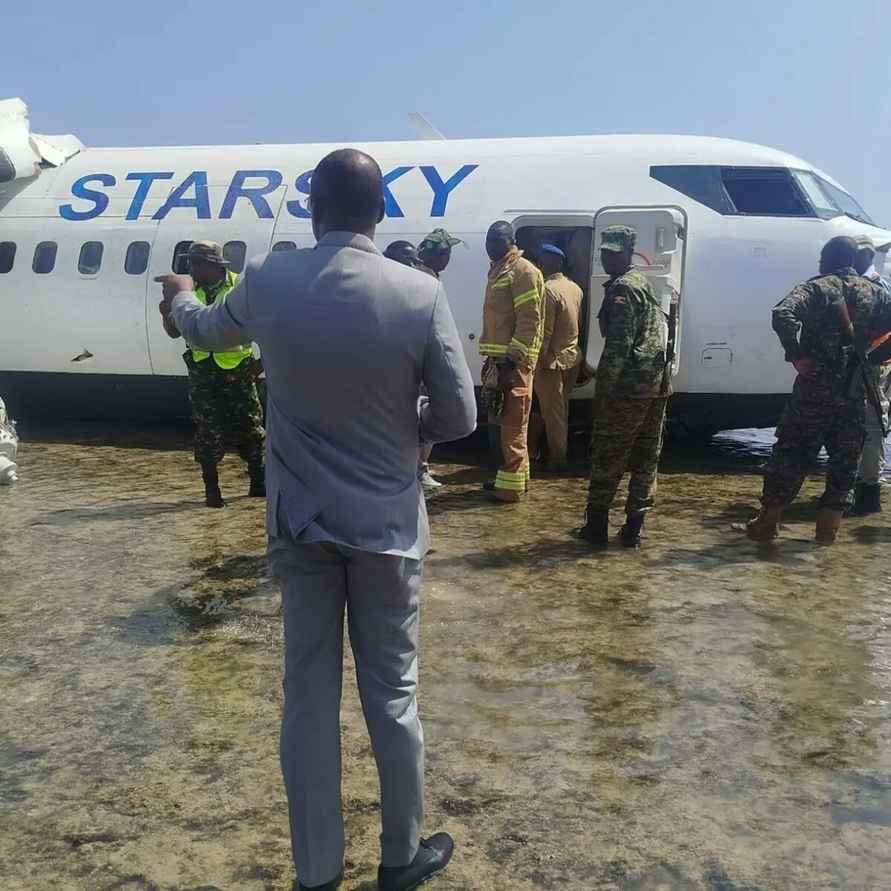 Самолёт с 50 пассажирами аварийно сел в море