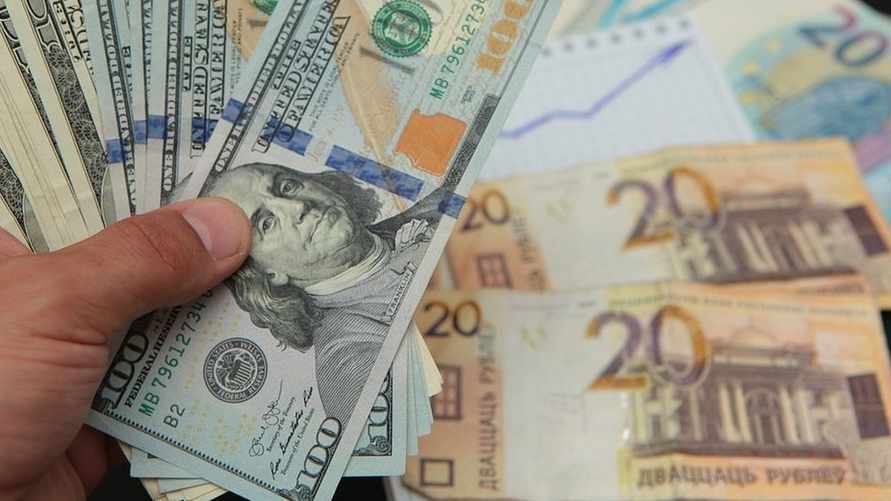 Нацбанк посоветовал белорусам хранить сбережения в "трёх корзинах", но без доллара