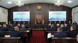 Лукашенко потребовал «сбалансировать» зарплаты белорусов – «Должны упираться и работать»