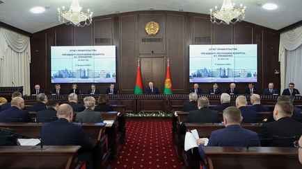 Лукашенко потребовал «сбалансировать» зарплаты белорусов – «Должны упираться и работать»