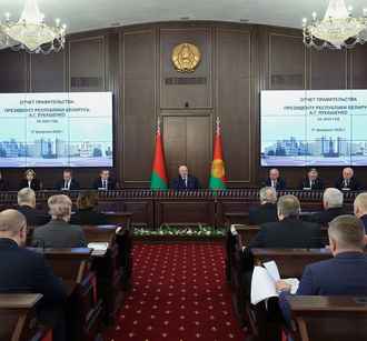 Лукашенко потребовал «сбалансировать» зарплаты белорусов – «Должны упираться и работать»