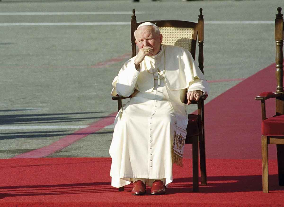 Даже папа Иоанн Павел II. В США опубликовали 300 имён знаменитостей, упомянутых в файлах Эпштейна