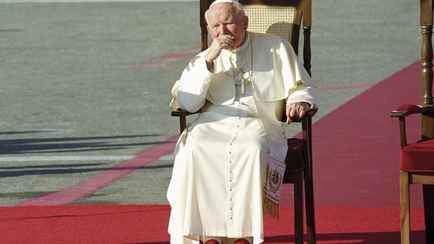 Даже папа Иоанн Павел II. В США опубликовали 300 имён знаменитостей, упомянутых в файлах Эпштейна