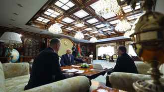 Лукашенко предложил Трампу «достойный и красивый» выход из ситуации с Венесуэлой