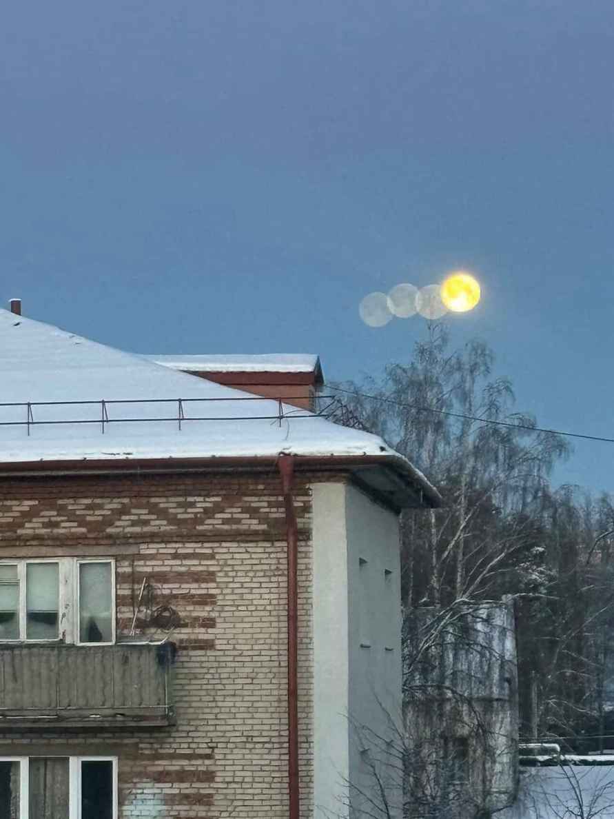 В Сети показали четыре луны в небе над Беларусью. Редкая парселена или иллюзия иллюзии?