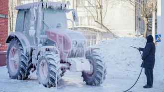 На МТЗ заморозили трактор, чтобы разрушить один зимний миф. У белорусов остались вопросы