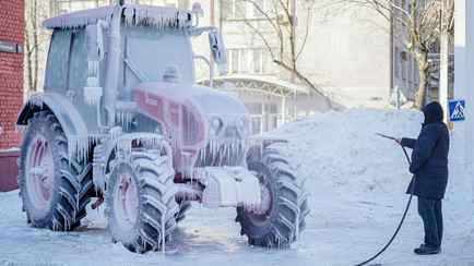 На МТЗ заморозили трактор, чтобы разрушить один зимний миф. У белорусов остались вопросы