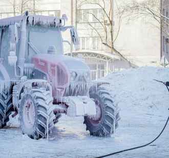 На МТЗ заморозили трактор, чтобы разрушить один зимний миф. У белорусов остались вопросы