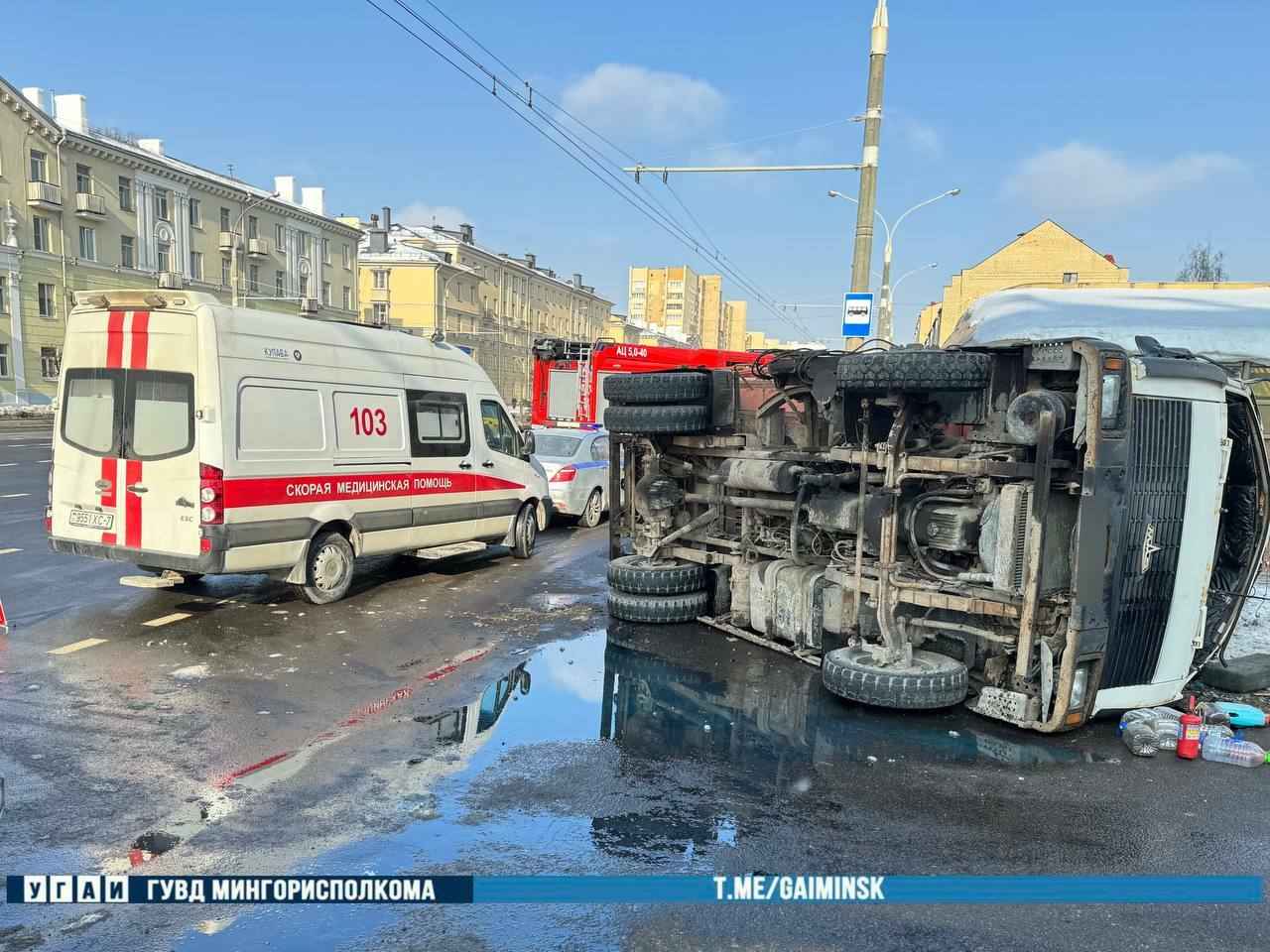 В Минске легковушка подрезала мусоровоз - тот перевернулся