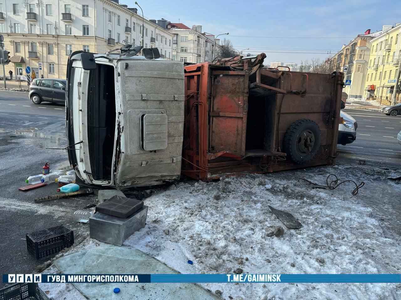В Минске легковушка подрезала мусоровоз - тот перевернулся