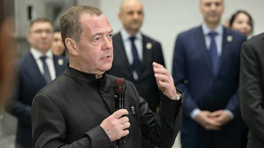 Медведев пригрозил Британии и Франции ядерными ударами