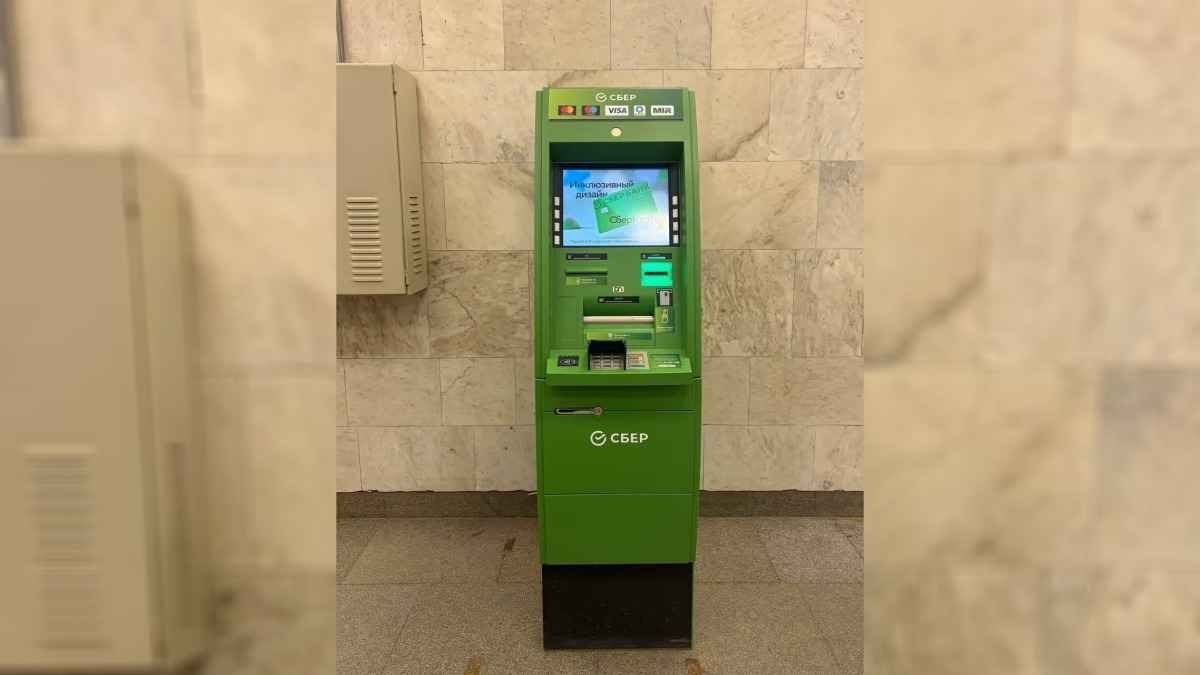 Как пройти к банкомату? В Минском метро рассказали, пропустят ли бесплатно снять деньги