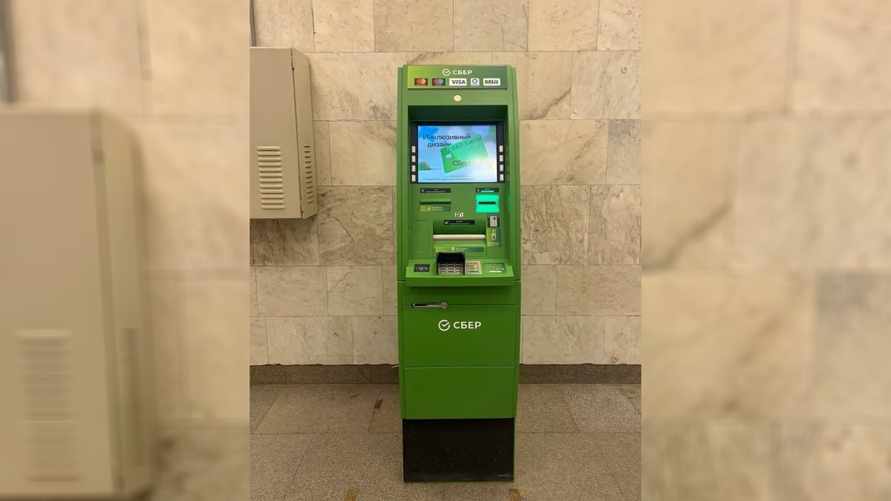 Как пройти к банкомату? В Минском метро рассказали, пропустят ли бесплатно снять деньги