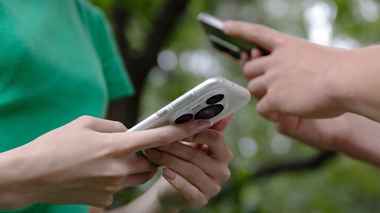 Минчан попросили вооружиться смартфонами на прогулке в парке – «Постарайтесь зафиксировать и передать»