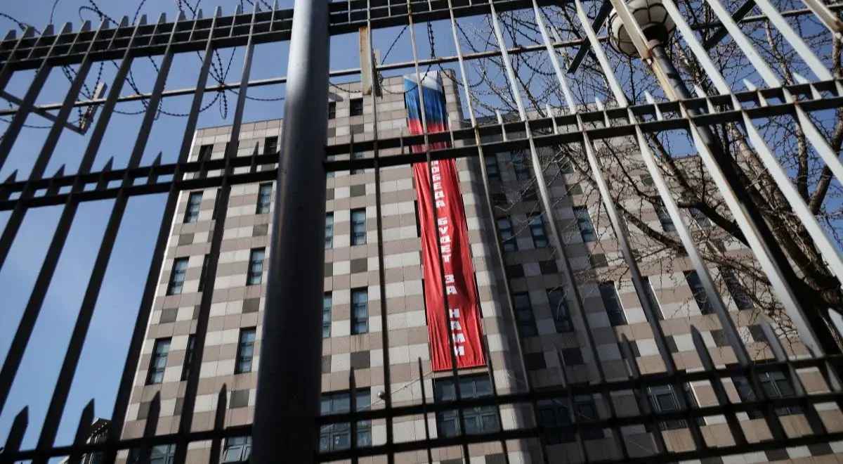 Российское посольство вывесило транспарант и попало в скандал в Южной Корее