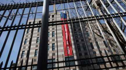 Российское посольство вывесило транспарант и попало в скандал в Южной Корее