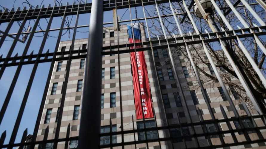 Российское посольство вывесило транспарант и попало в скандал в Южной Корее