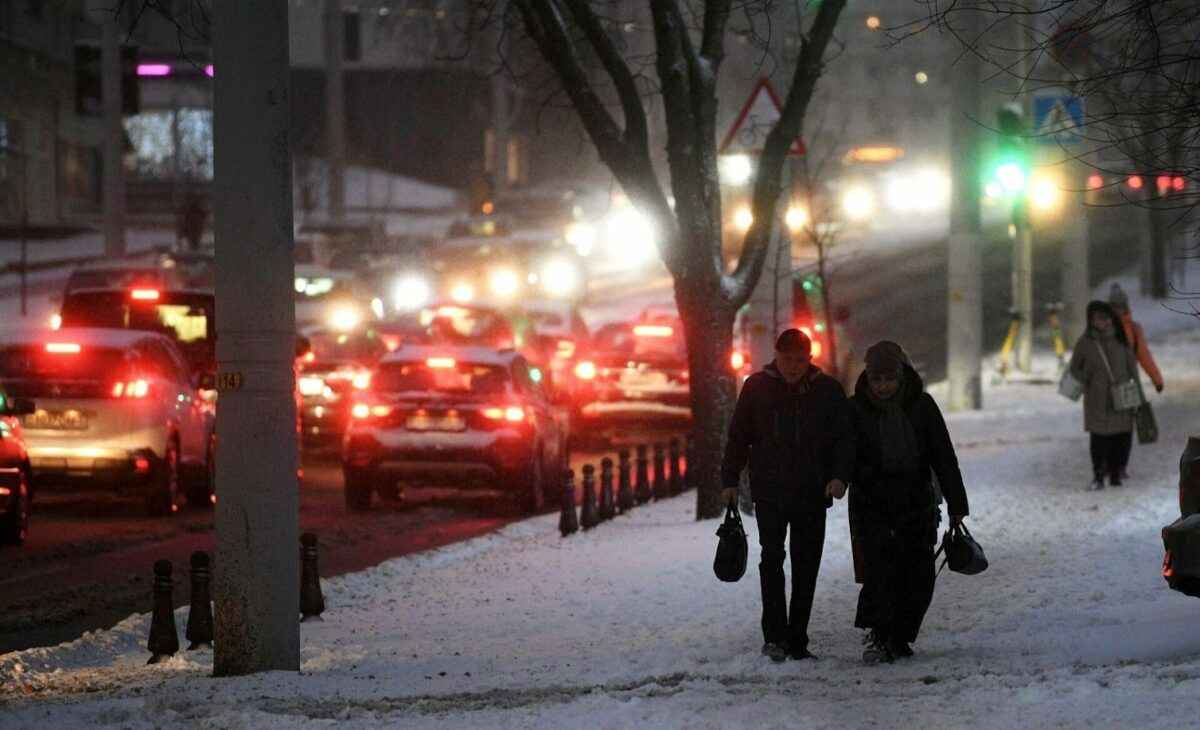 Лукашенко приказал включать свет на улицах не раньше 20:00