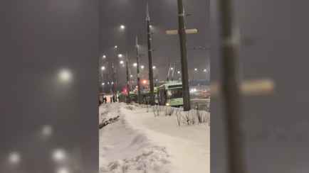 В Минске в утренний час пик массово встали троллейбусы. Синоптики объяснили, что происходит