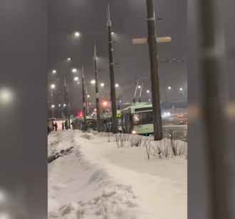 В Минске в утренний час пик массово встали троллейбусы. Синоптики объяснили, что происходит