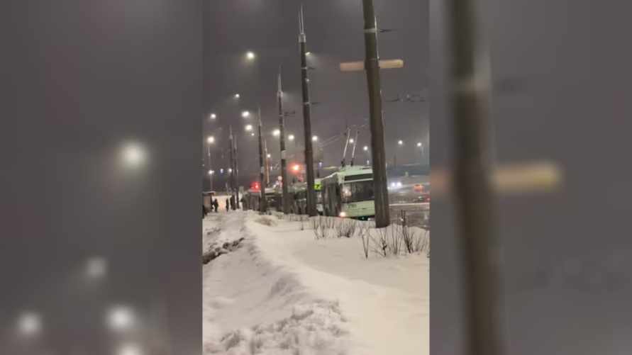 В Минске в утренний час пик массово встали троллейбусы. Синоптики объяснили, что происходит