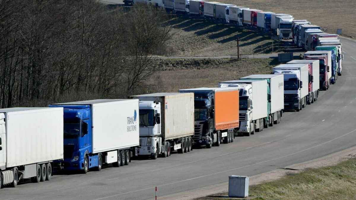 Очереди на границе Беларуси с ЕС выросли до 1100 фур. В Литве пригрозили потребовать компенсации