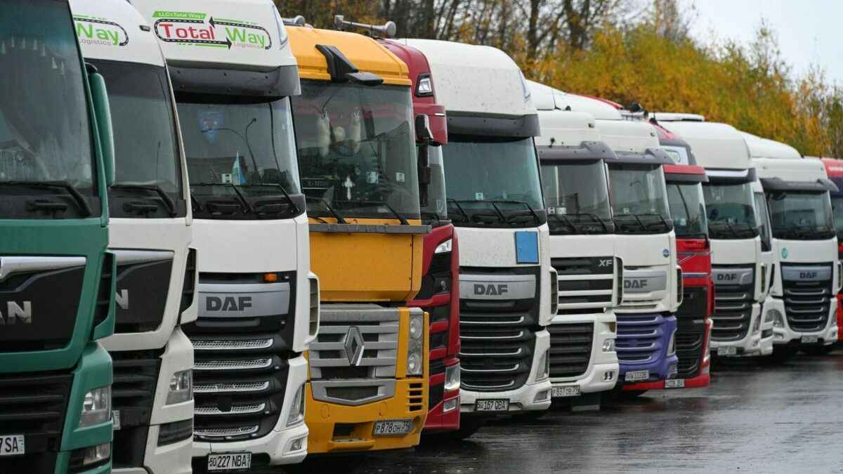 Лукашенко пообещал вернуть застрявшие в Беларуси фуры литовцам