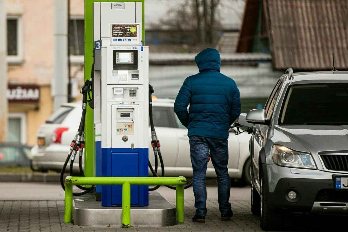 В Литве резко подскочили цены на бензин. Что придумало правительство