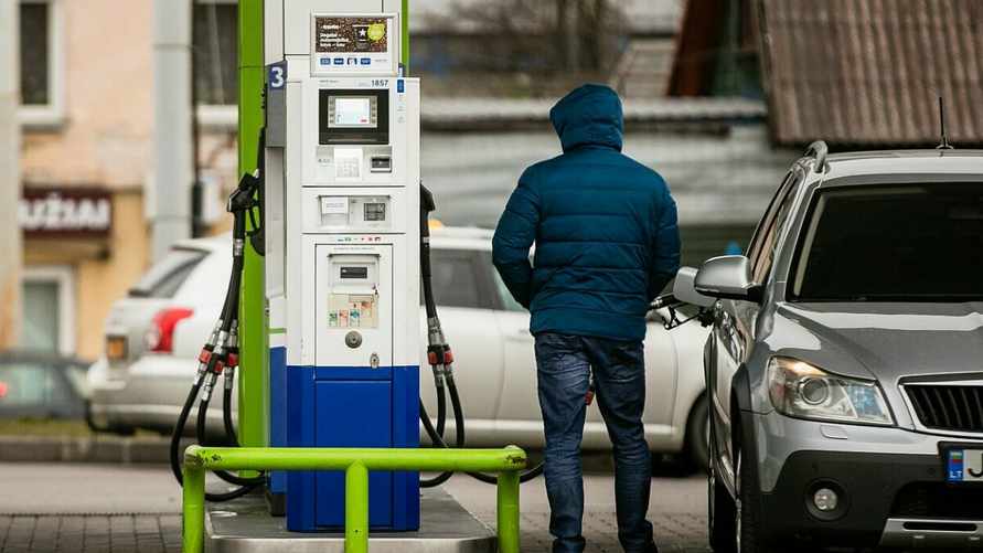 В Литве резко подскочили цены на бензин. Что придумало правительство