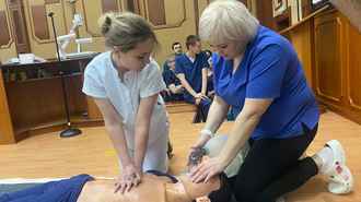 Минздрав и Минобразования пообещали научить 20 000 белорусских десятиклассников реанимации