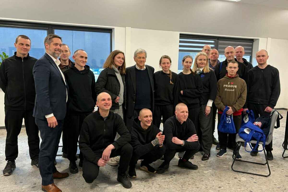 На фото Джон Коул и часть освобожденных 