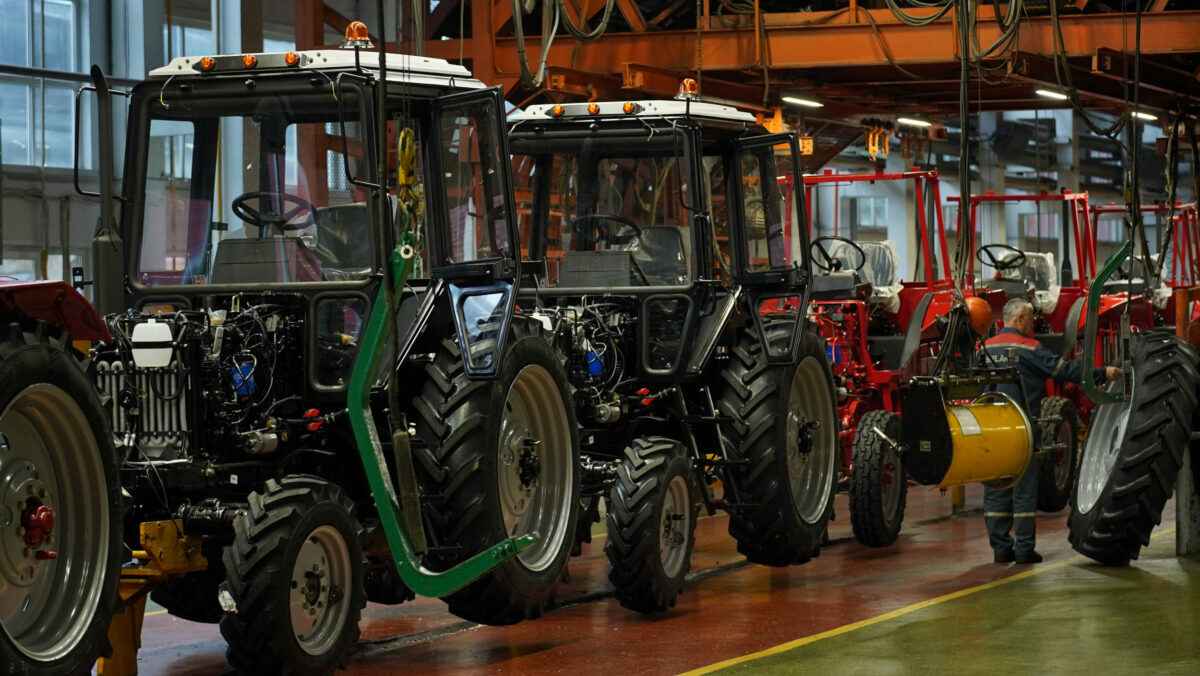 Промышленное производство в Беларуси продолжило падение