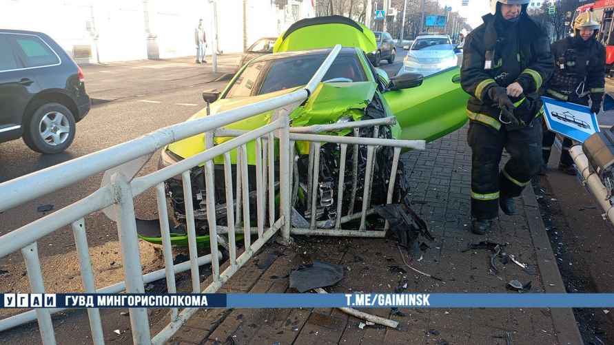 В центре Минска BMW протаранил остановку