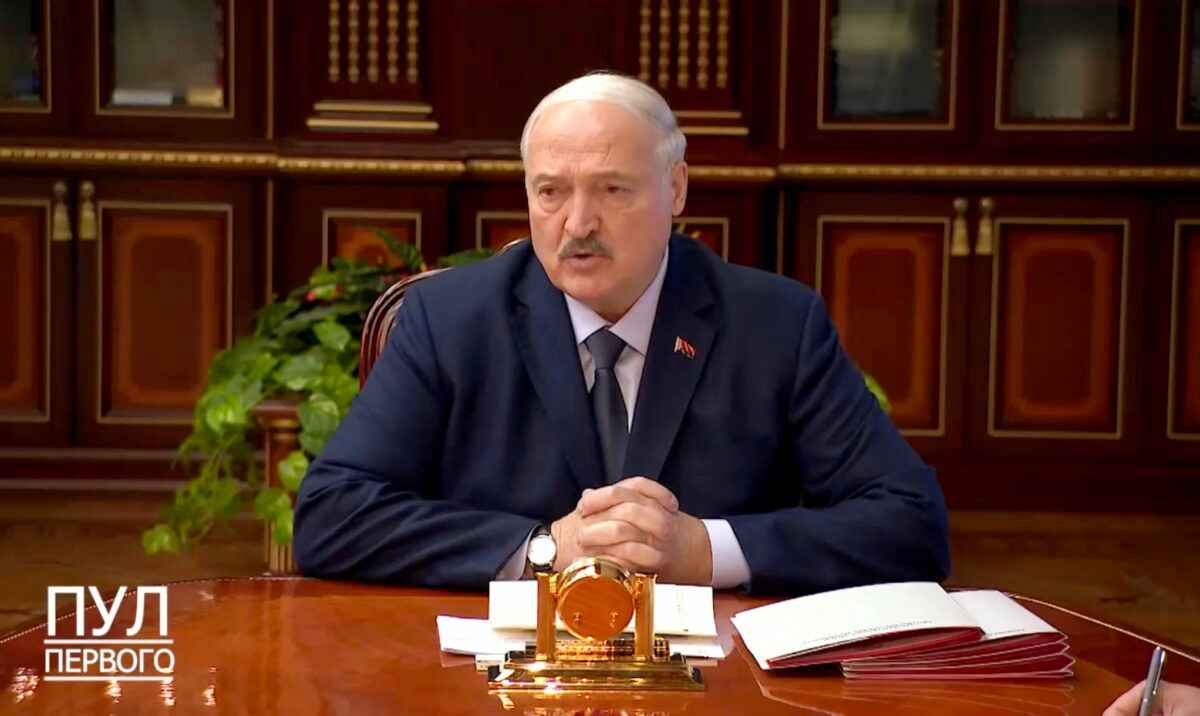 Лукашенко: Беларусь окружают прохиндеи