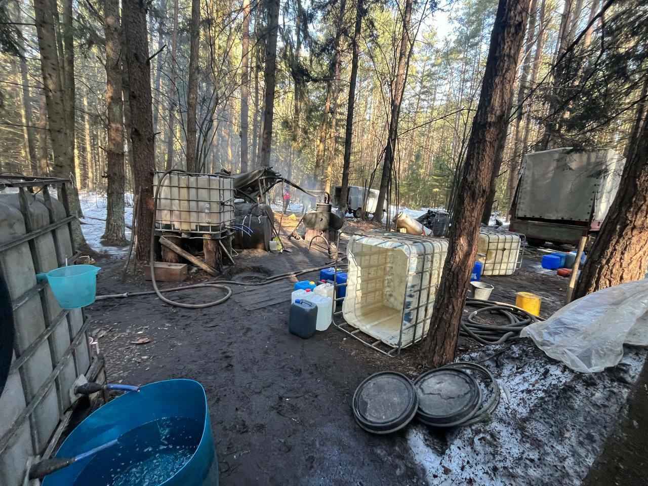 Под Щучином в лесу обнаружили настоящий мини-завод по производству самогона