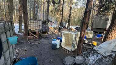 Под Щучином в лесу обнаружили настоящий мини-завод по производству самогона