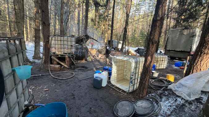 Под Щучином в лесу обнаружили настоящий мини-завод по производству самогона