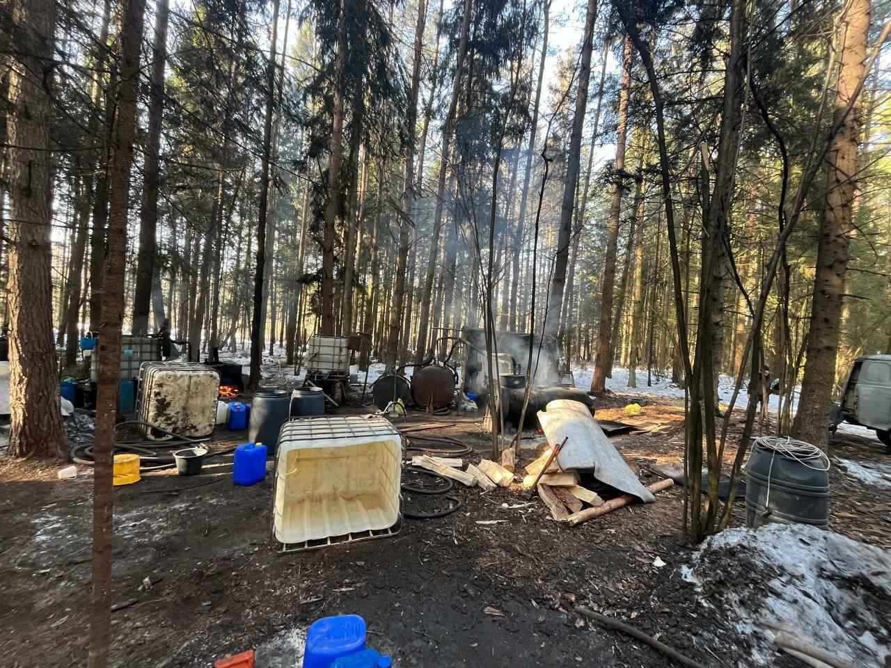 Под Щучином в лесу обнаружили настоящий мини-завод по производству самогона
