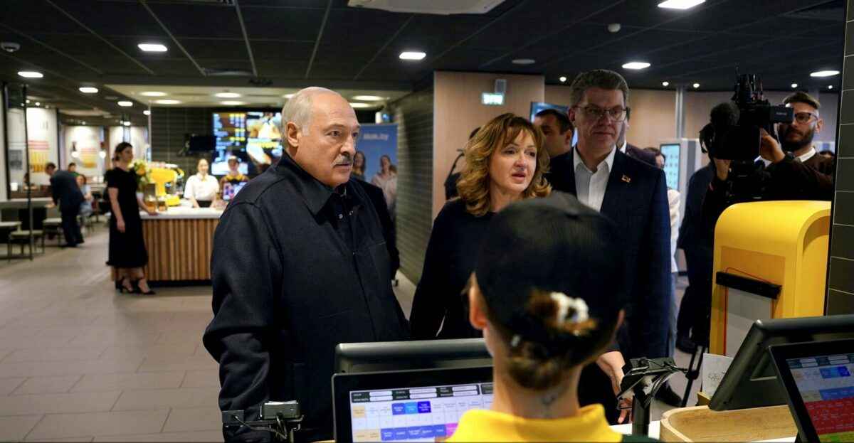 Лукашенко посетил белорусский аналог McDonald's и похвалил белорусских айтишников: «Их мозги очень ценятся»