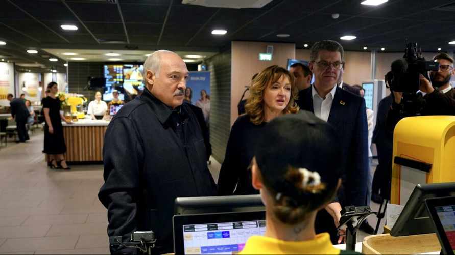 Лукашенко посетил белорусский аналог McDonald's и похвалил белорусских айтишников: «Их мозги очень ценятся»
