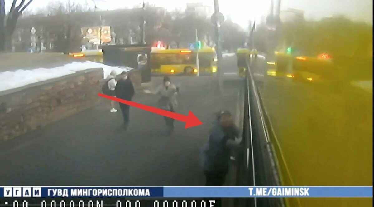 В Минске двери автобуса зажали пенсионерку и ее затянуло под колеса