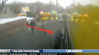 В Минске двери автобуса зажали пенсионерку и ее затянуло под колеса