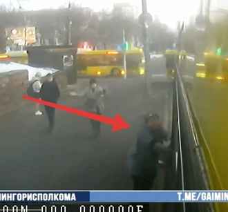 В Минске двери автобуса зажали пенсионерку и ее затянуло под колеса