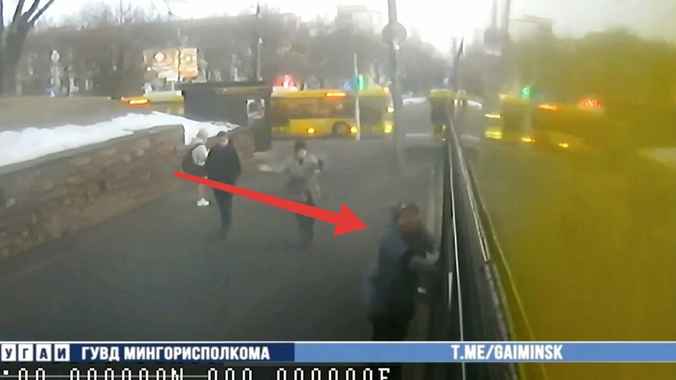 В Минске двери автобуса зажали пенсионерку и ее затянуло под колеса
