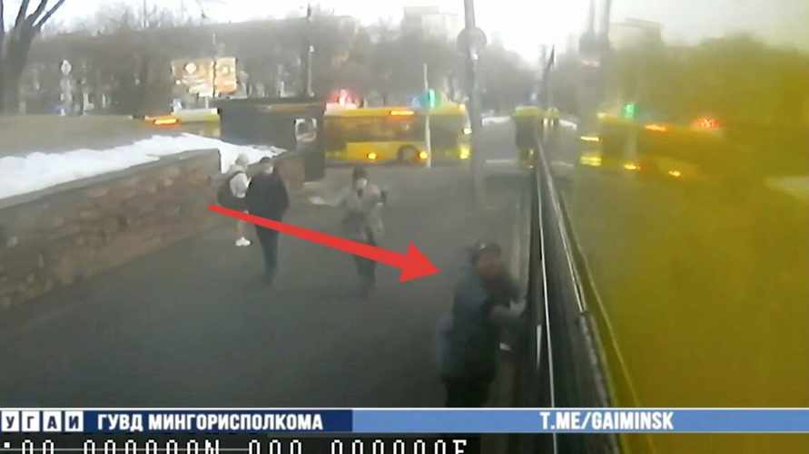 В Минске двери автобуса зажали пенсионерку и ее затянуло под колеса