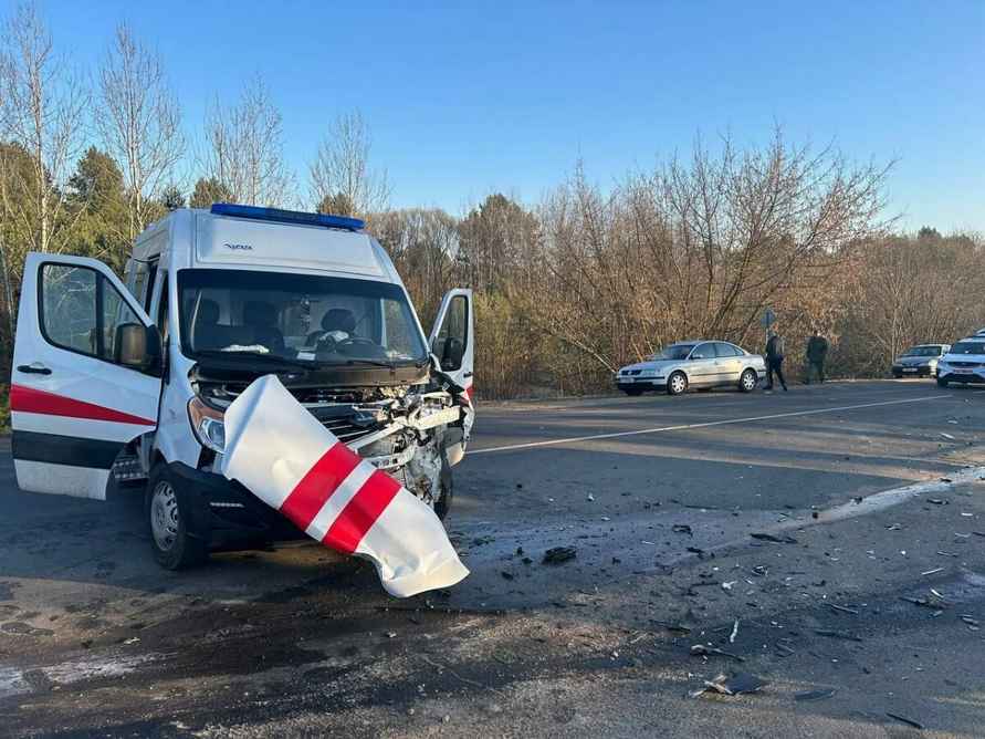 В Слониме скорая протаранила и перевернула BMW