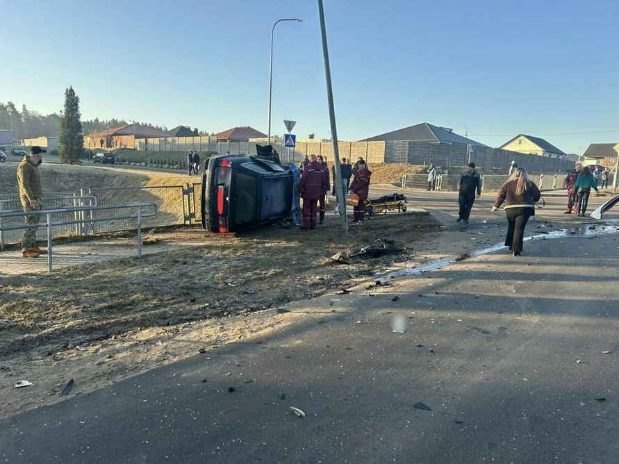 В Слониме скорая протаранила и перевернула BMW