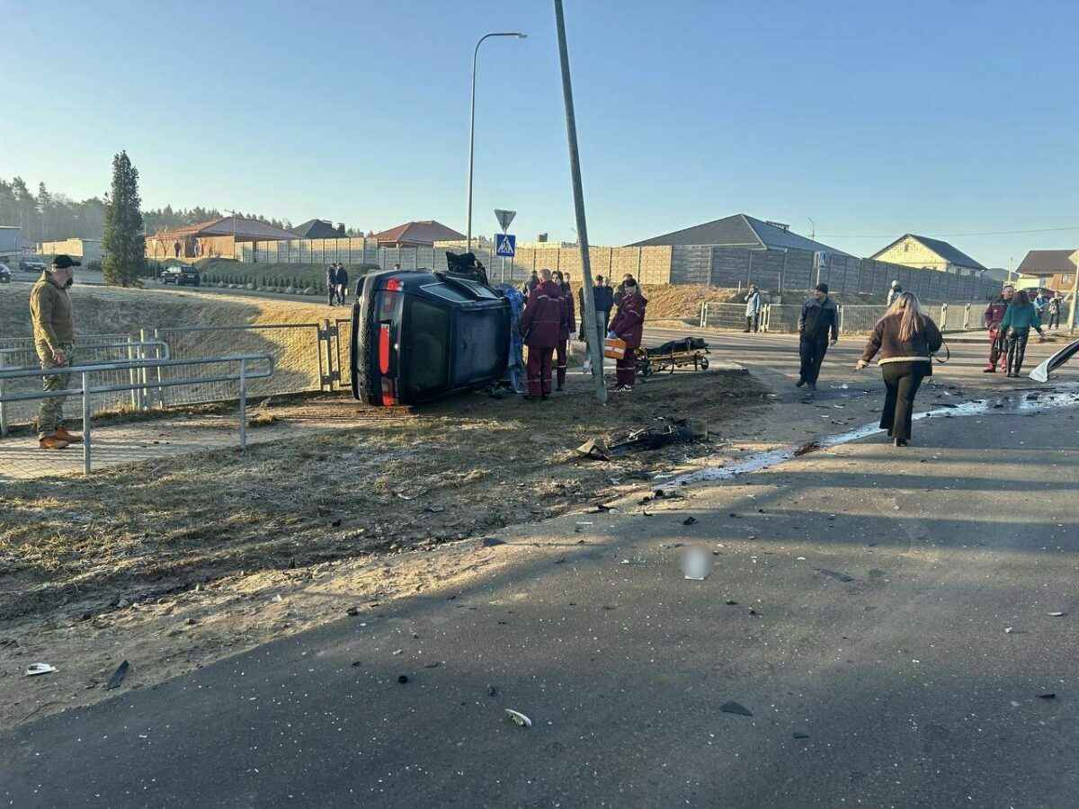 В Слониме скорая протаранила и перевернула BMW
