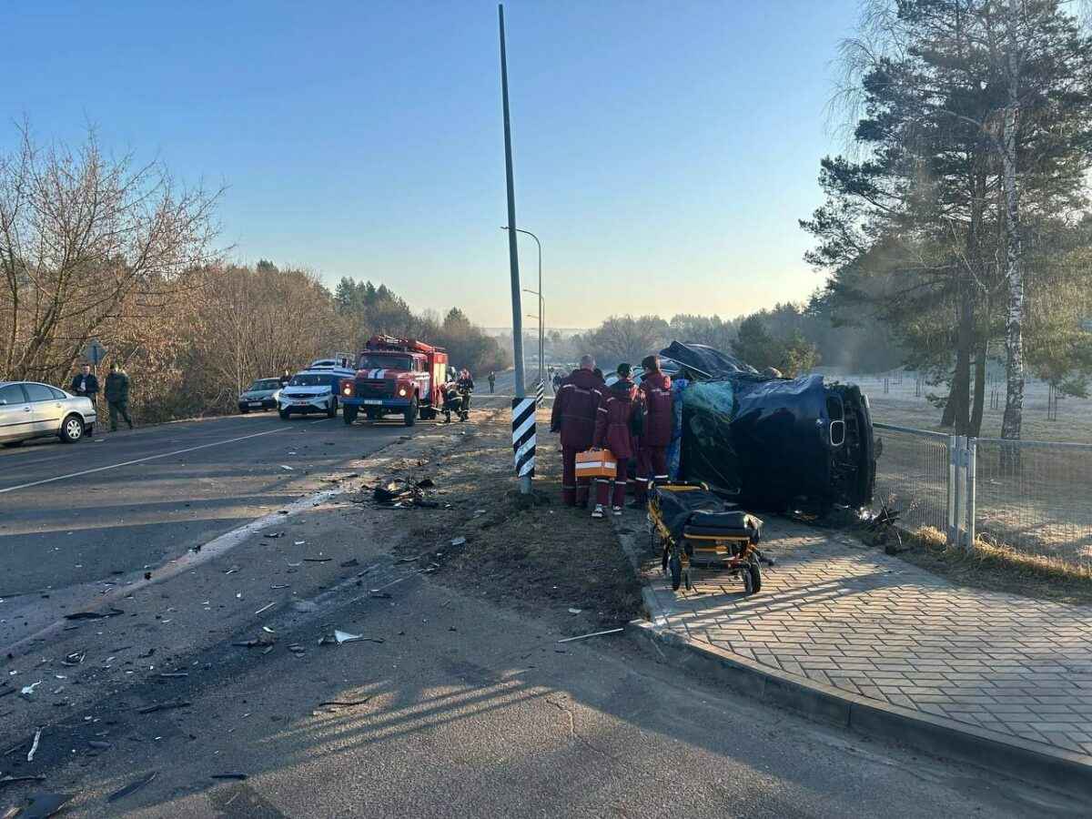 В Слониме скорая протаранила и перевернула BMW